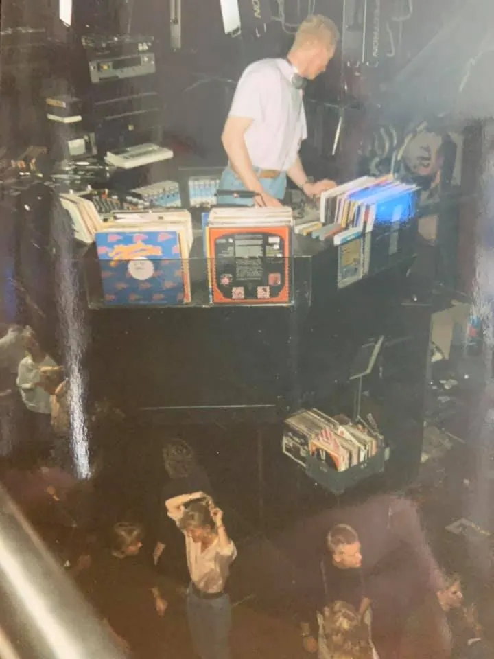 In de hoogwerker bevonden zich 3 Technics 1200 draaitafels, 1 Iemke Roos mixer, 1 Betamax speler, 1 Hifi VHS Recorder, 1 Betamax Hifi recorder, 1 videomixer, Een rookmachine en de belangrijkste platen.