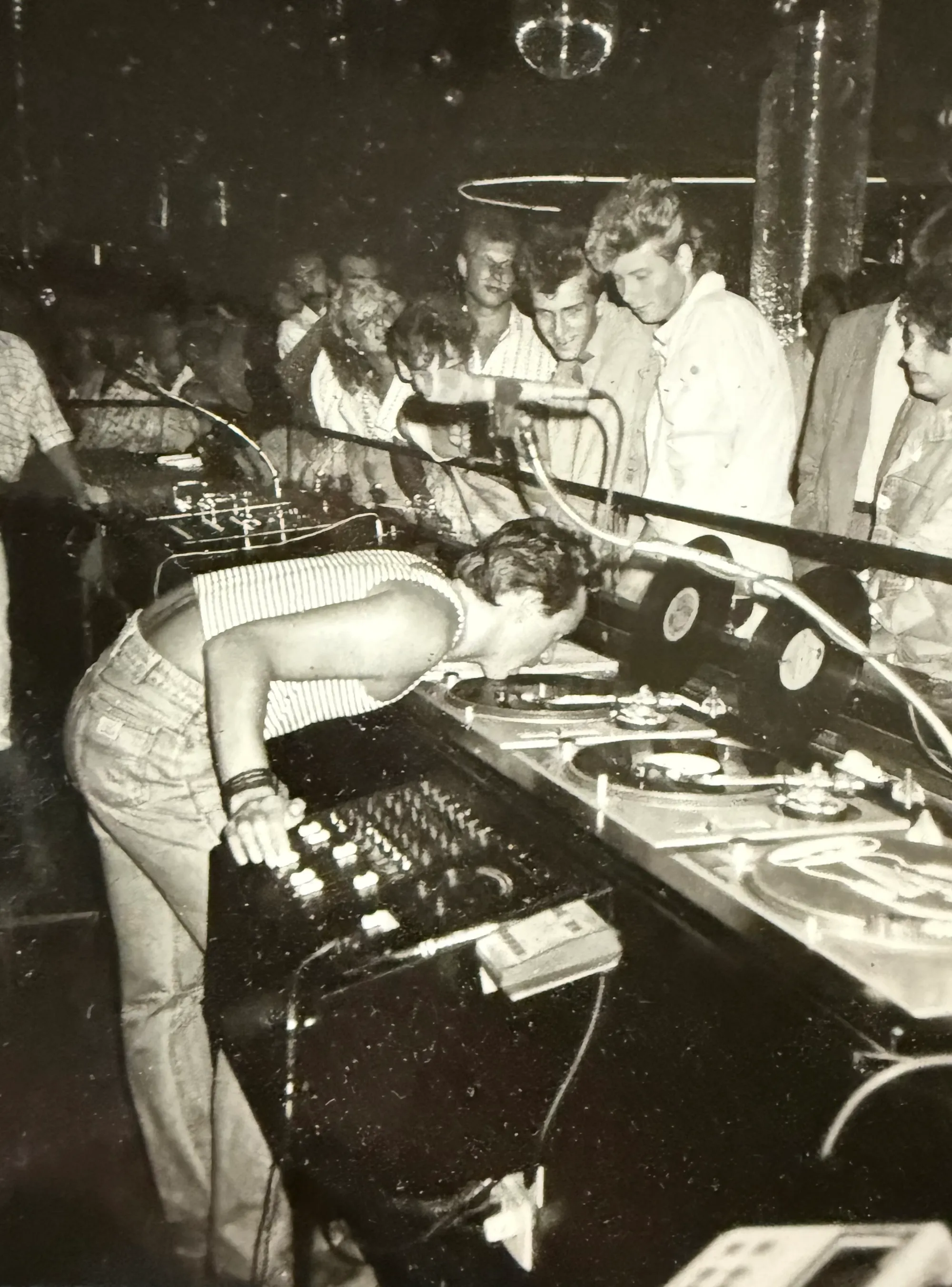 19876 In Riu Palace hadden we ook de beschikking over 3 Technics draaitafels met een Spaanse mixer er voor. 