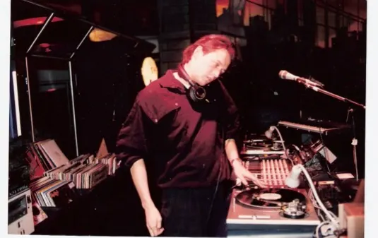 1987 De eigenaar van de Bios discotheek opende in de oude Flora de Bebop. Ik heb toen hiervoor het DJ meubel bedacht wederom 3 draaitafels, een GPM 8 mixer met uitbreiding want we hadden daar veel randapparatuur. Wederom vhs, Betamax en een U-matic speler. De allereerste Akai sampler met keyboard. En een paar effectapparaten zoals een flanger en een delay. het meubel stond op betonnen poten op de fundering en was een met of 8 lang met een ruim gedeelte voor de lichtjockey.. 