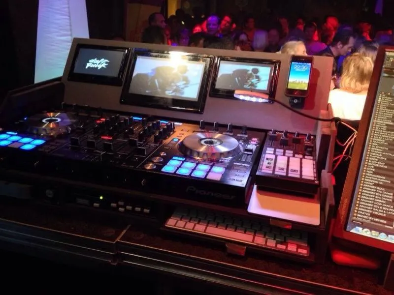 In 2012 kon ik mijn eerste Digitale VJ/DJ Set maken. Met Serato als DJ Programma, de Pioneer DDJ-SX en een Matrox triplehead2go om de verschillende beelden uit de computer te krijgen tbv de previewschermen en het masterbeeld. 