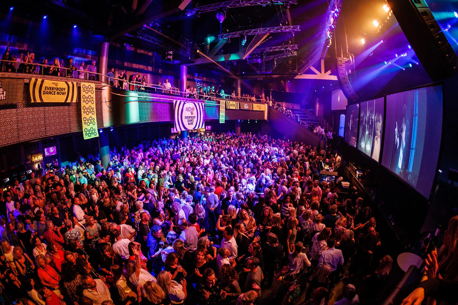 Volle zaal tijdens een set van Alex